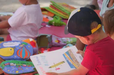 Photo d'un enfant qui lit